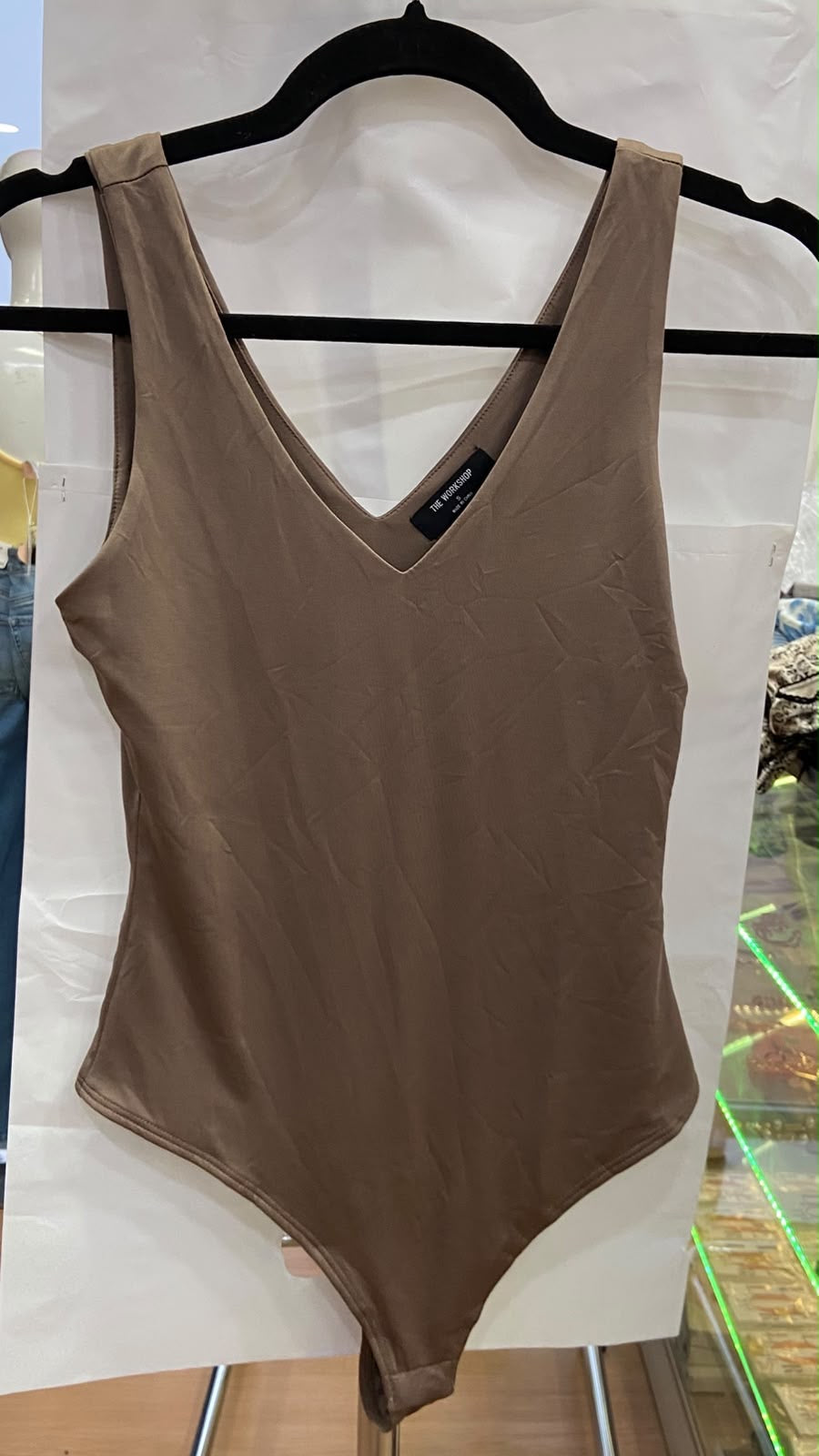 Body Marrón Escote en V: Elegancia Minimalista y Textura Suave