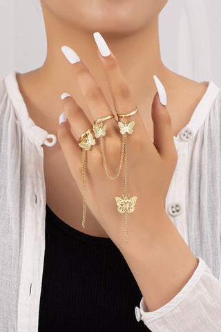 Conjunto de tres anillos con mariposa y cadena.