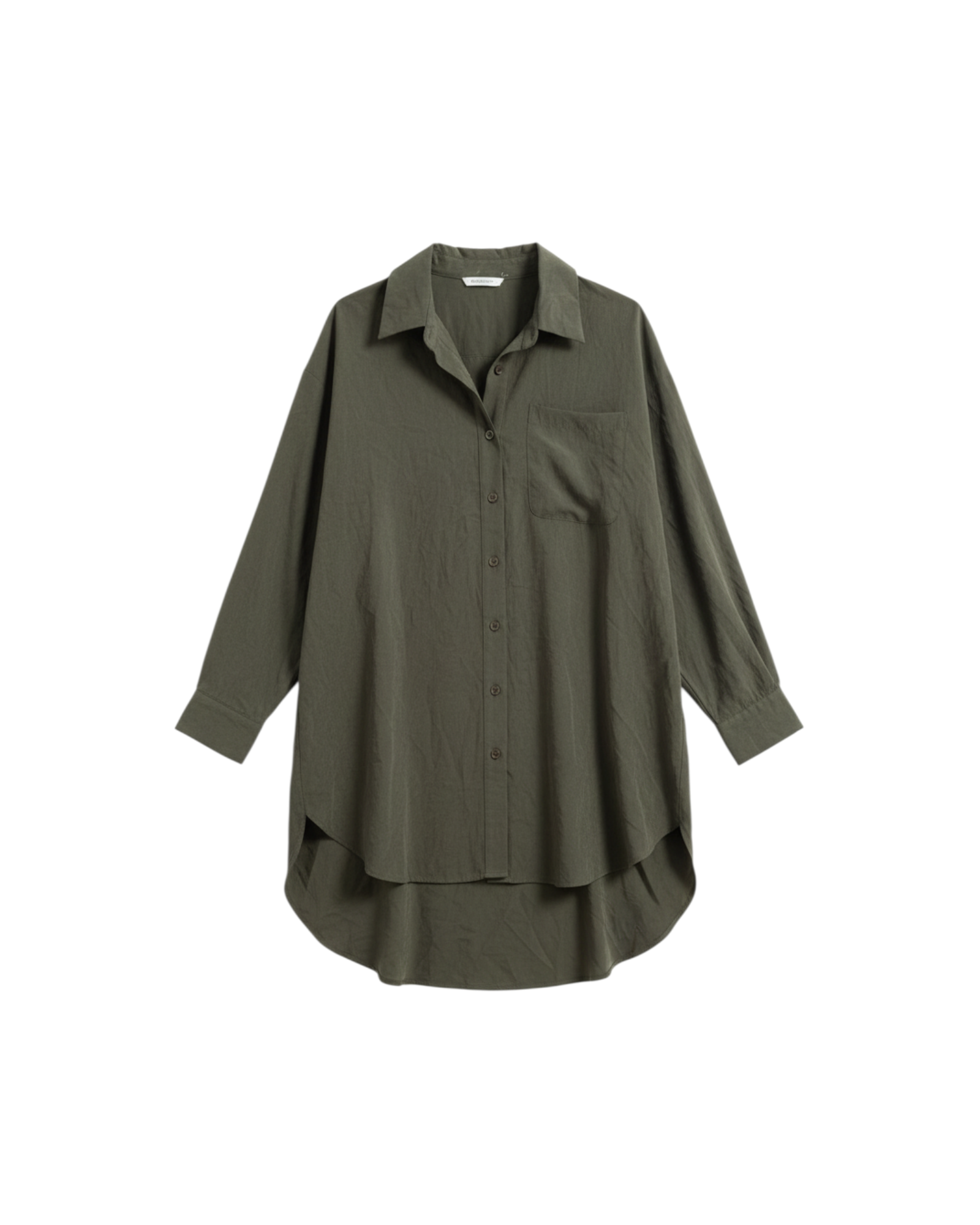 Camisa Yanet Collective de manga larga en color oliva con corte relajado, bolsillo frontal y dobladillo asimétrico.