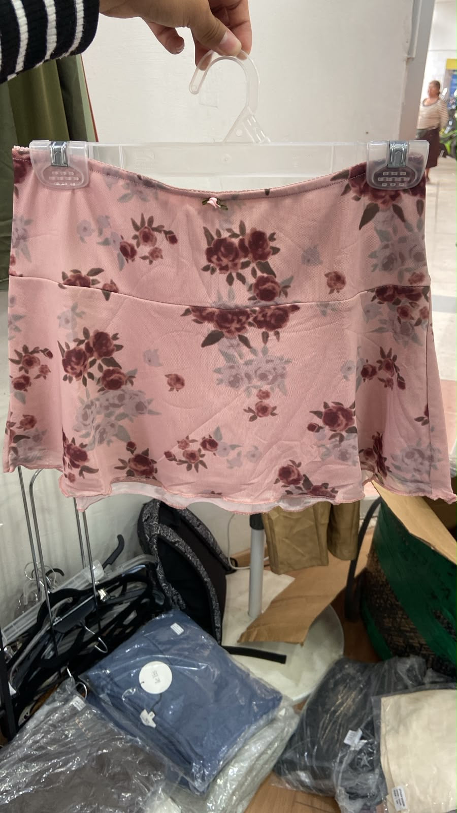 Falda Mini Acampanada con Flores Rosas y Volantes - Estilo Boutique