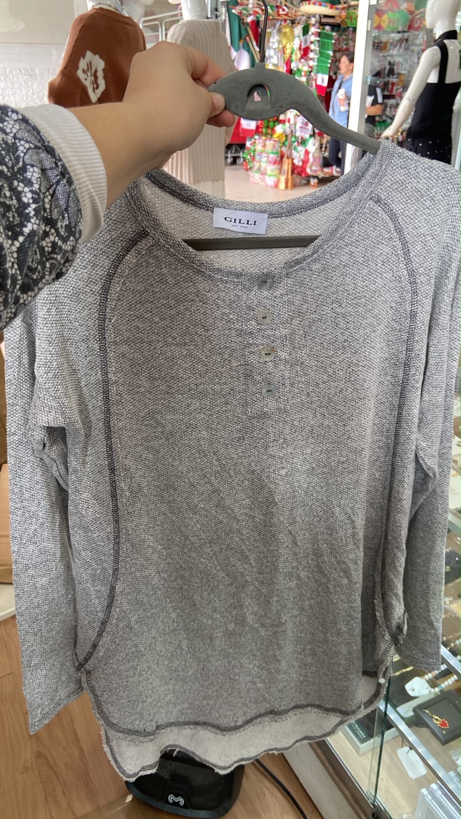 Blusa Henley de Manga Larga en Gris con Detalles de Botones - Estilo Boutique