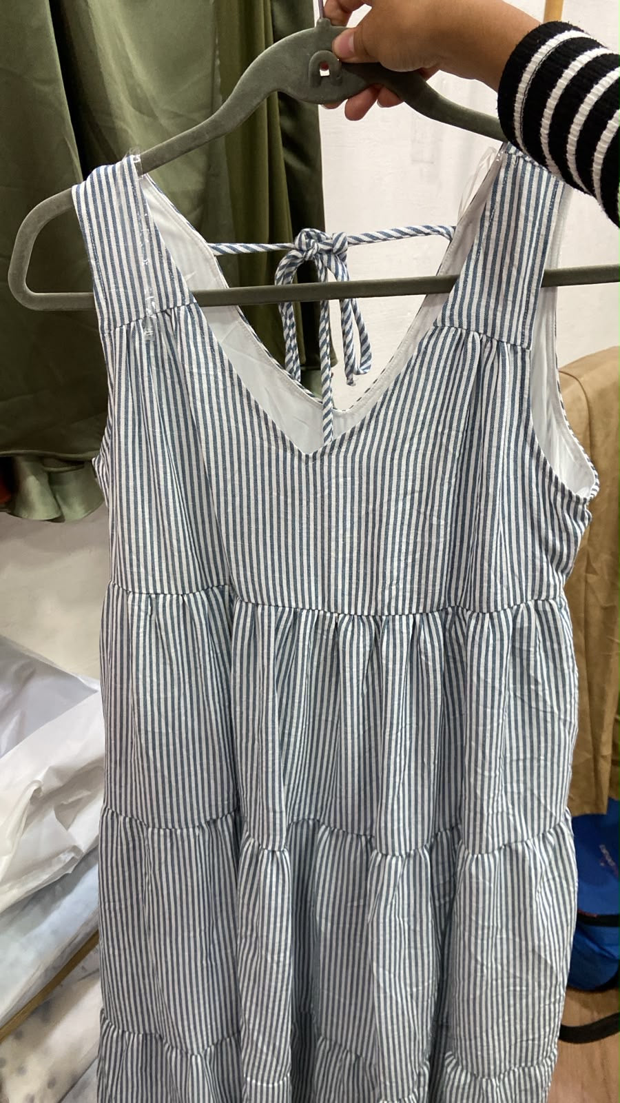 Vestido Midi Azul a Rayas con Escote en V y Lazo en la Espalda