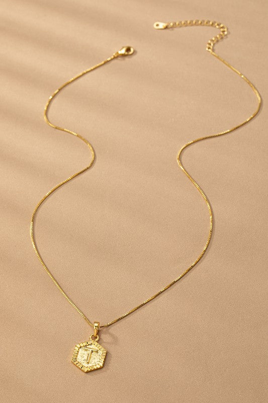 Collar con Dije de Inicial Hexagonal en Oro - Colección Boutique