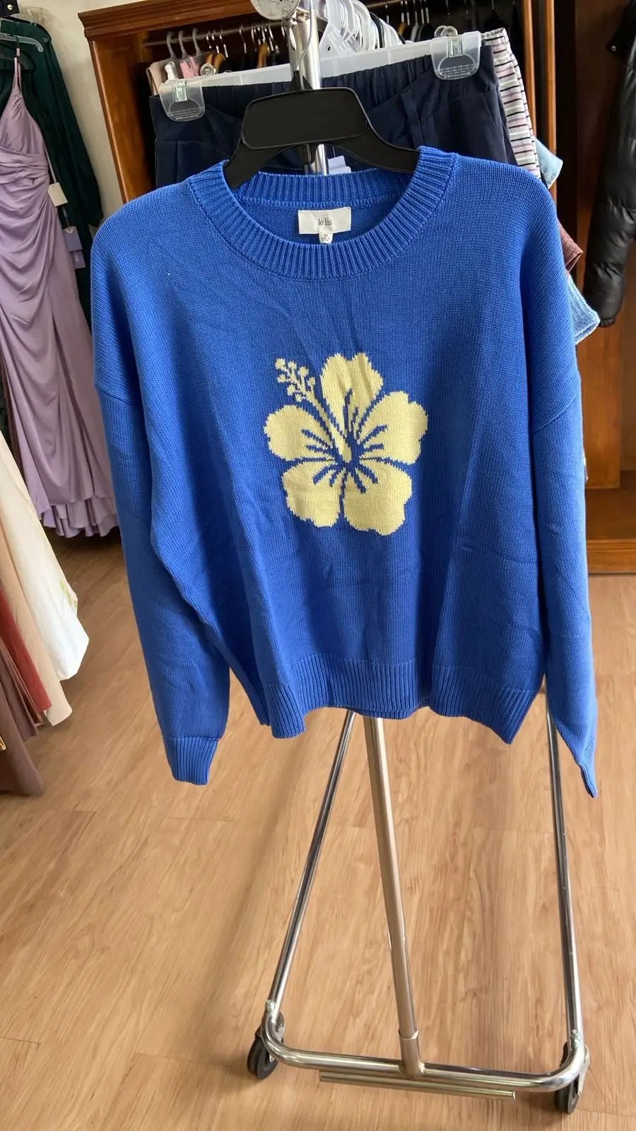 Yanet Collective Suéter azul con flor amarilla -