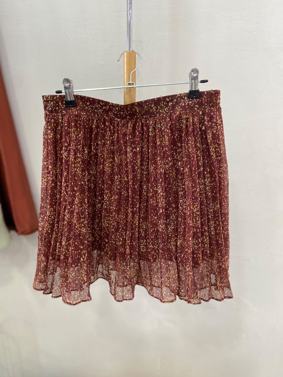 Falda Mini Plisada Borgoña con Estampado Floral - Estilo Boutique