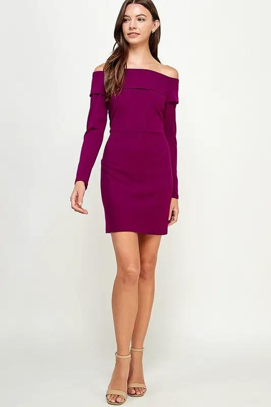 VESTIDO CORTO MORADO VINO HOMBRO CAIDO MANGA LARGA by Yanet Collection
