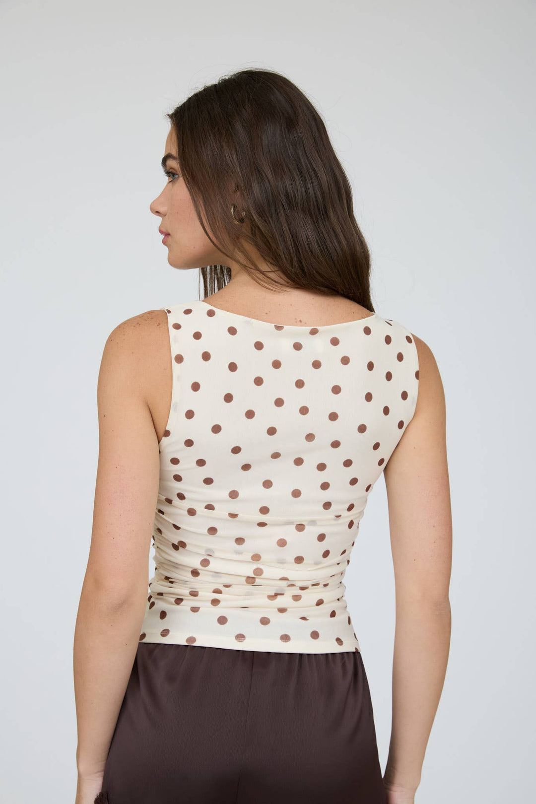 Blusa de Malla con Lunares para Mujer | Cuello Barco Sin Mangas Color Café