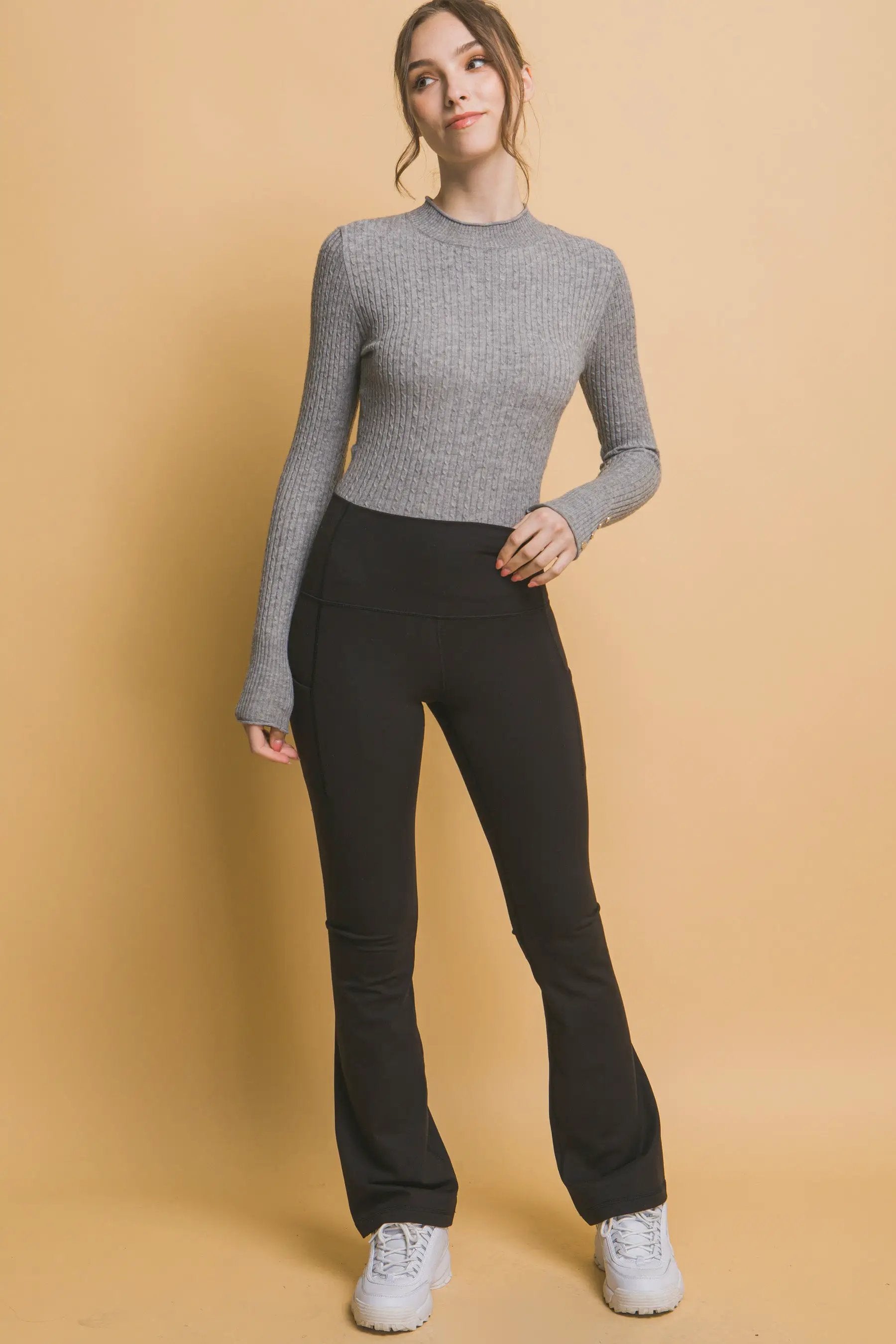 Leggings acampanados de cintura alta con bolsas laterales para mujer | Deportivos cómodos y elásticos by Yanet Collective
