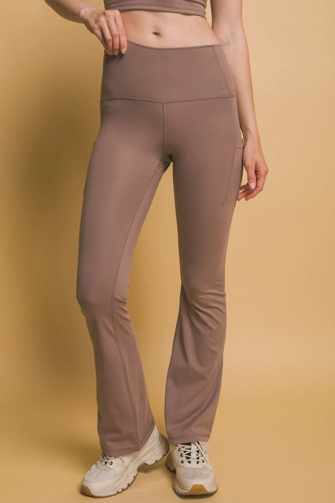 Leggings Acampanados de Cintura Alta para Mujer Con Bolsillos Laterales Deportivos Cafe Mocha Mousse by Yanet Collective