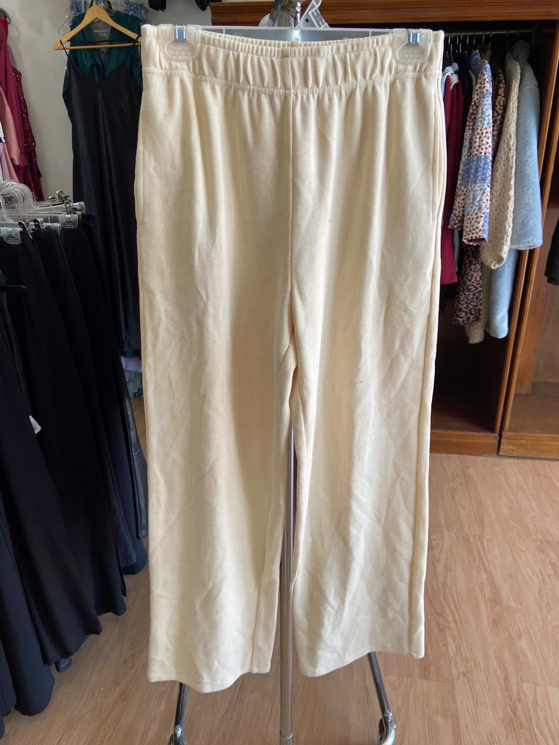 Pantalones Relaxed Fit en Crema: Elegancia y Comodidad Boutique