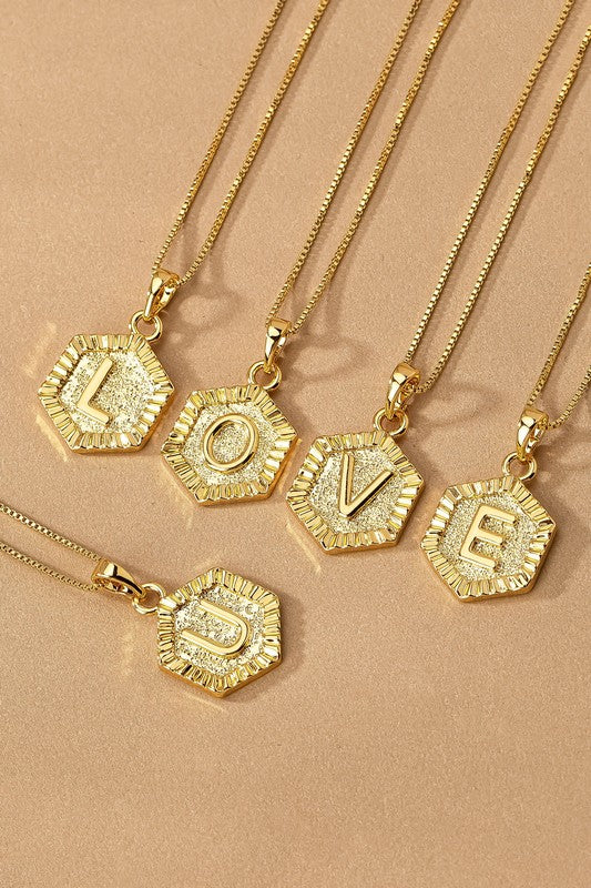 Collar con Dije de Inicial Hexagonal en Oro - Colección Boutique