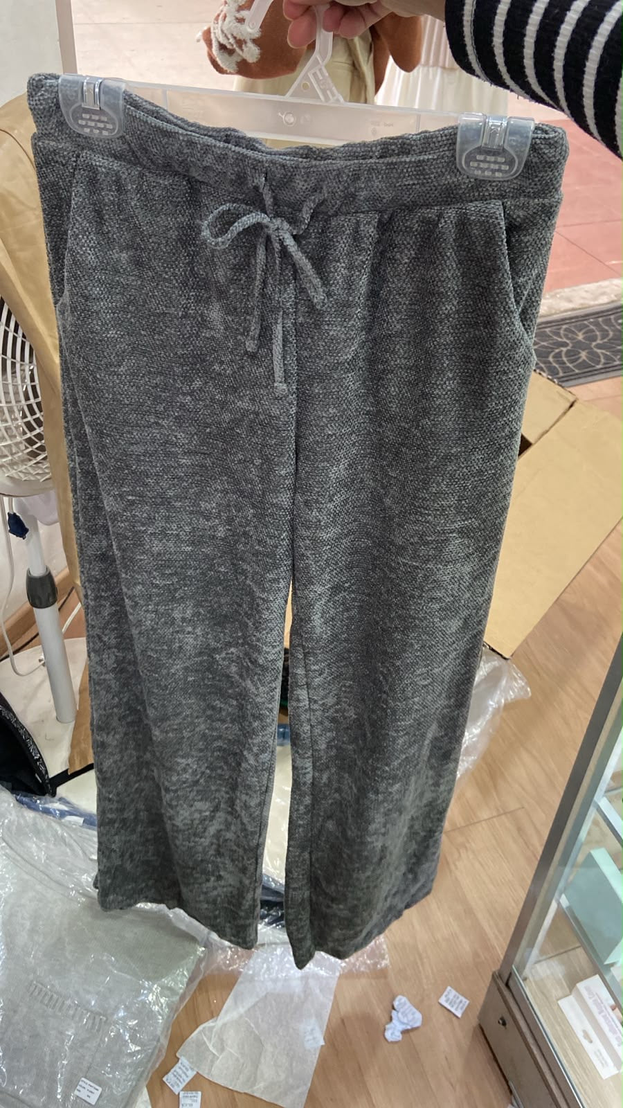 Pantalones Relaxed Fit en Gris con Cintura Ajustable - Estilo Boutique