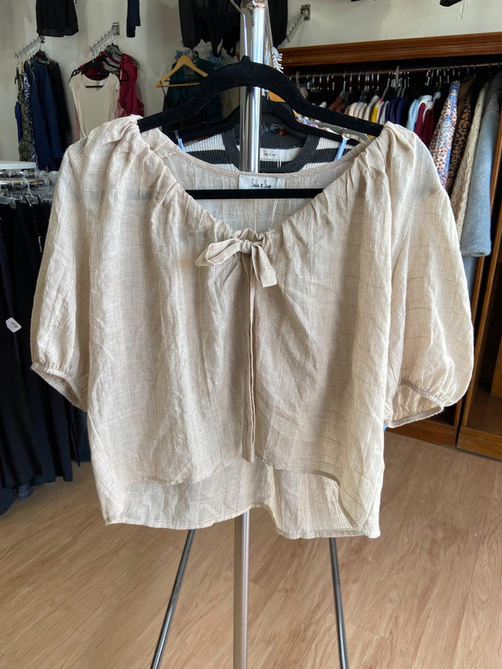 Blusa Beige de Manga Corta con Detalle de Lazo - Estilo Boutique