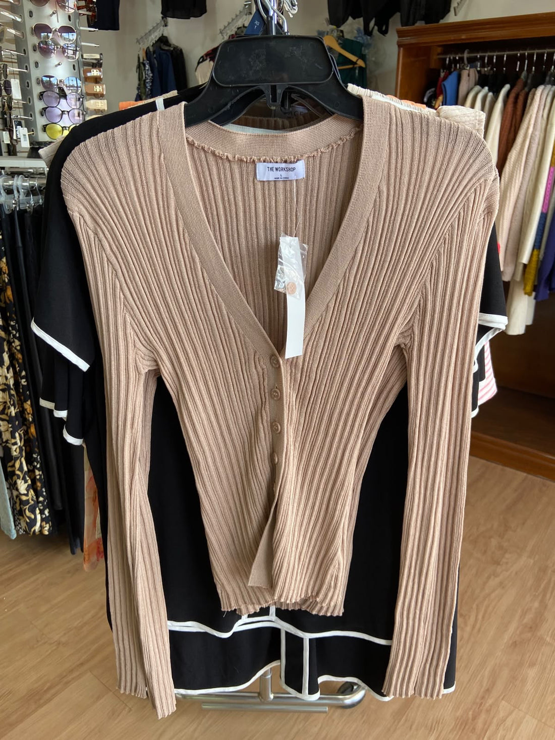 Cárdigan de Punto Acanalado en Beige con Botones - Estilo Boutique
