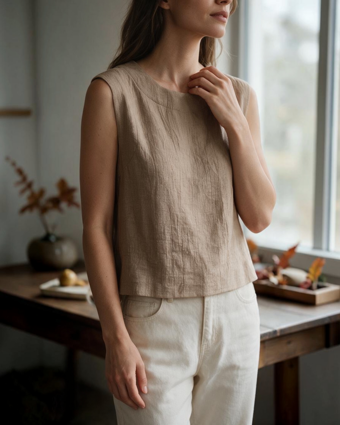 Top beige sin mangas Yanet Collective con textura ligera y cuello redondo, ideal para un look casual de verano.