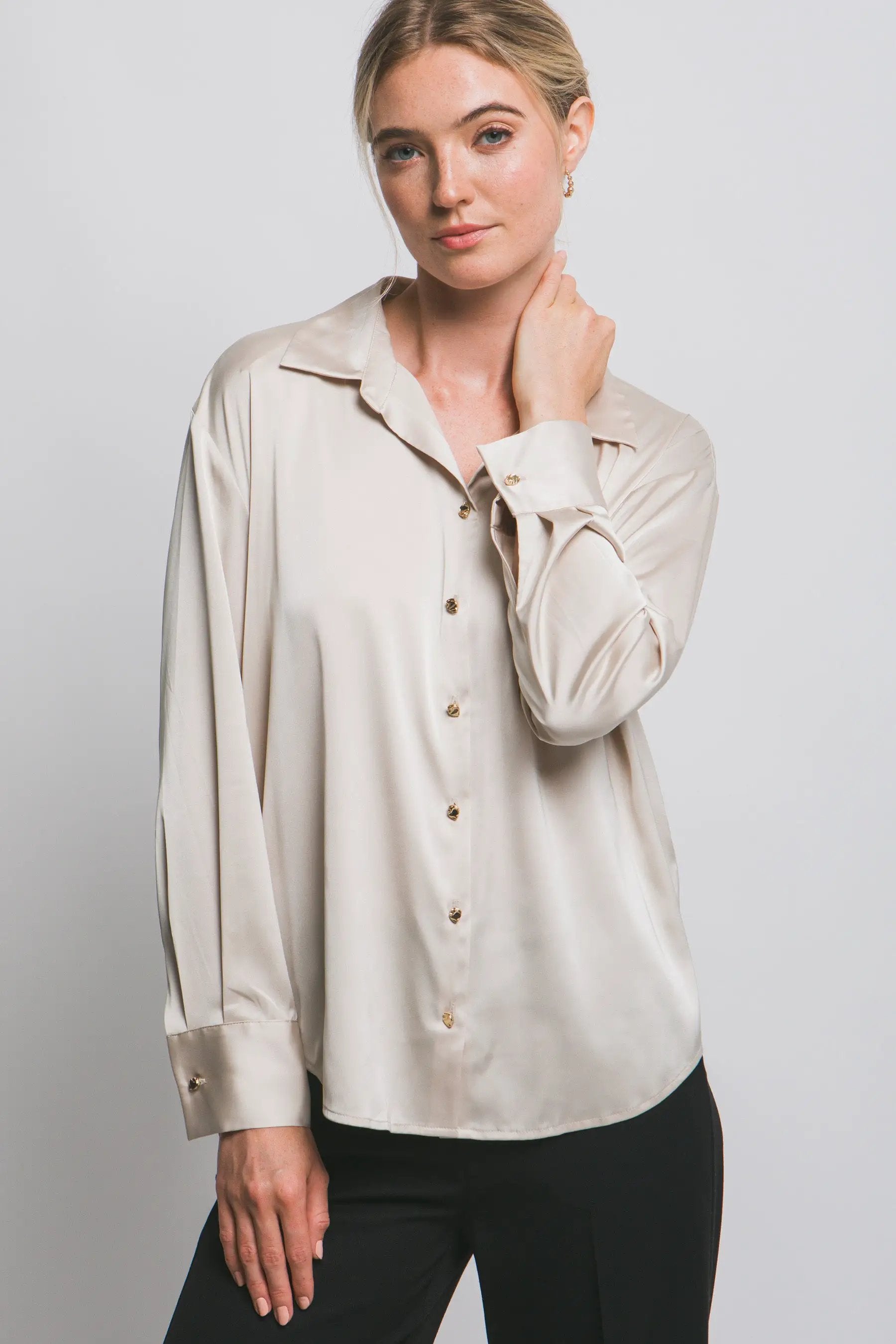 Blusa de Dama Satinada Manga Larga Cuello Clásico Estilo Champagne by LOVE TREE