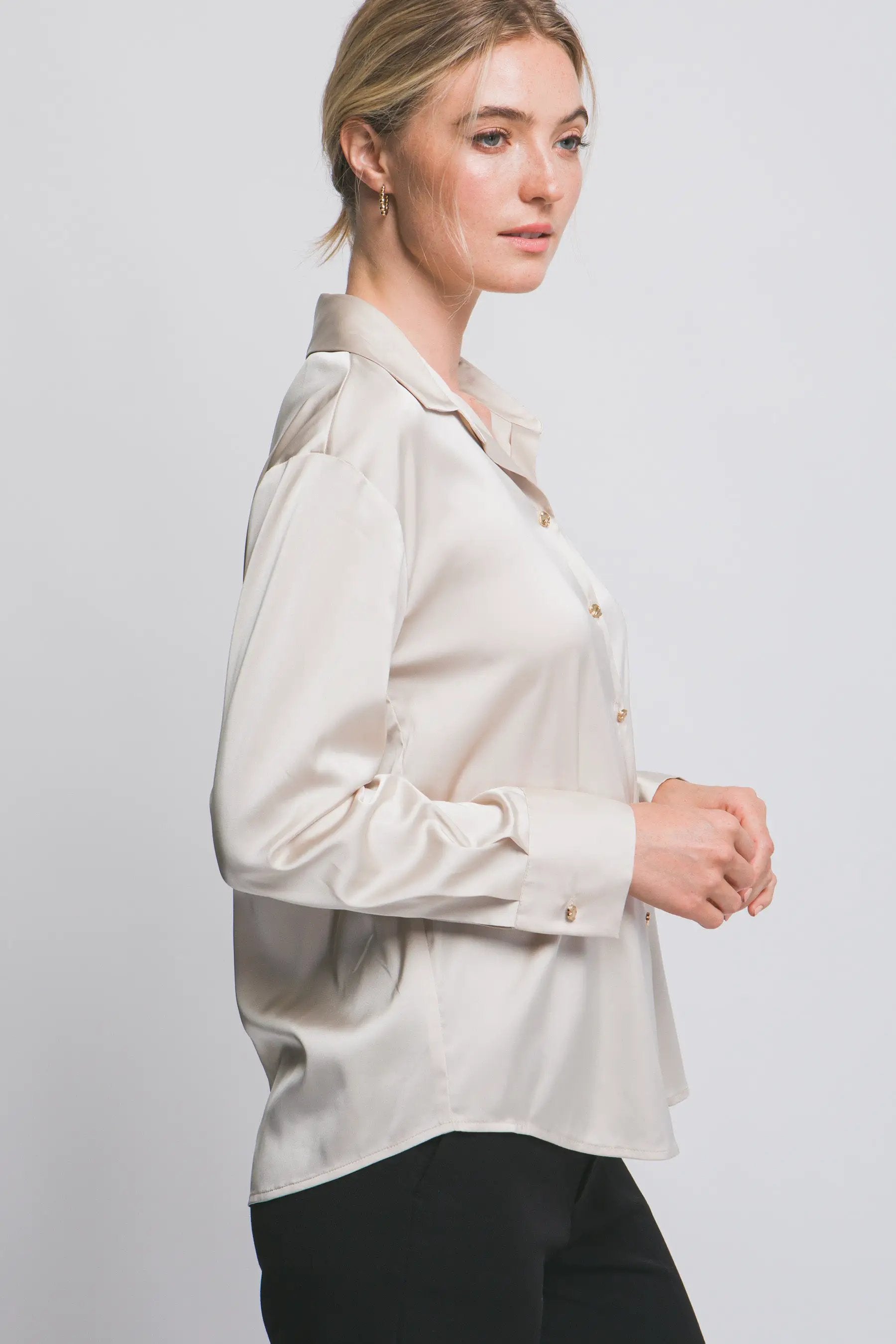 Blusa de Dama Satinada Manga Larga Cuello Clásico Estilo Champagne by LOVE TREE