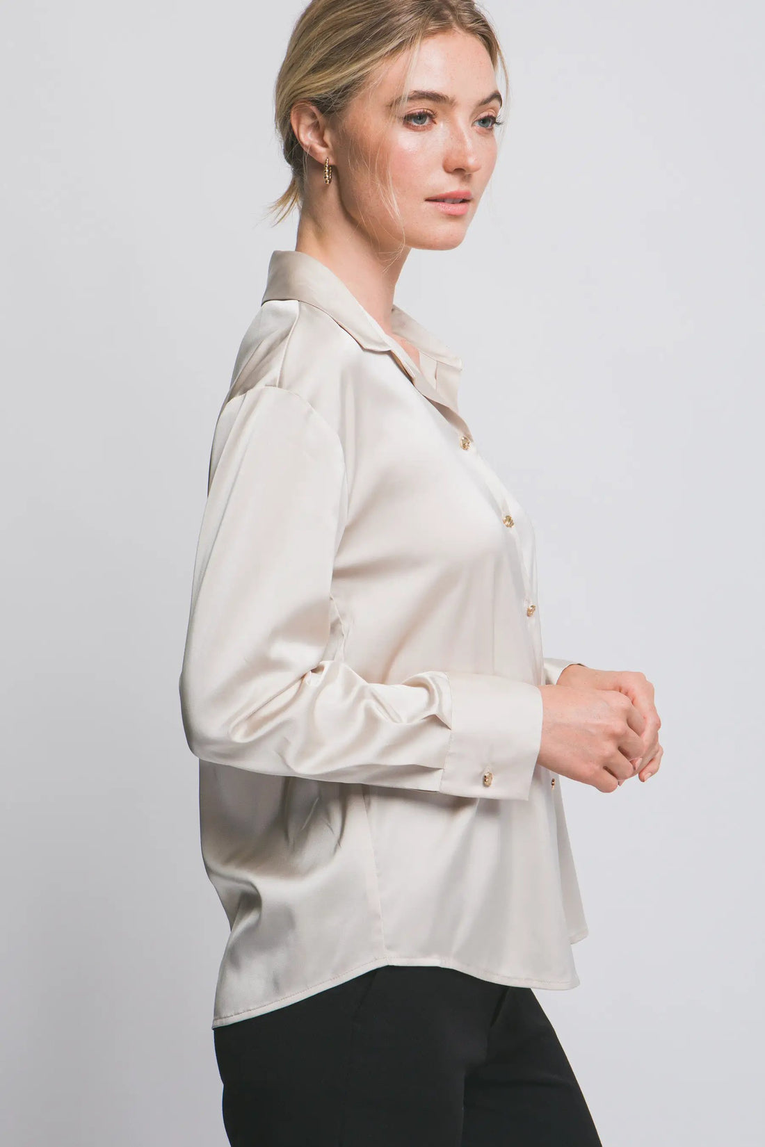 Blusa de Dama Satinada Manga Larga Cuello Clásico Estilo Champagne by LOVE TREE