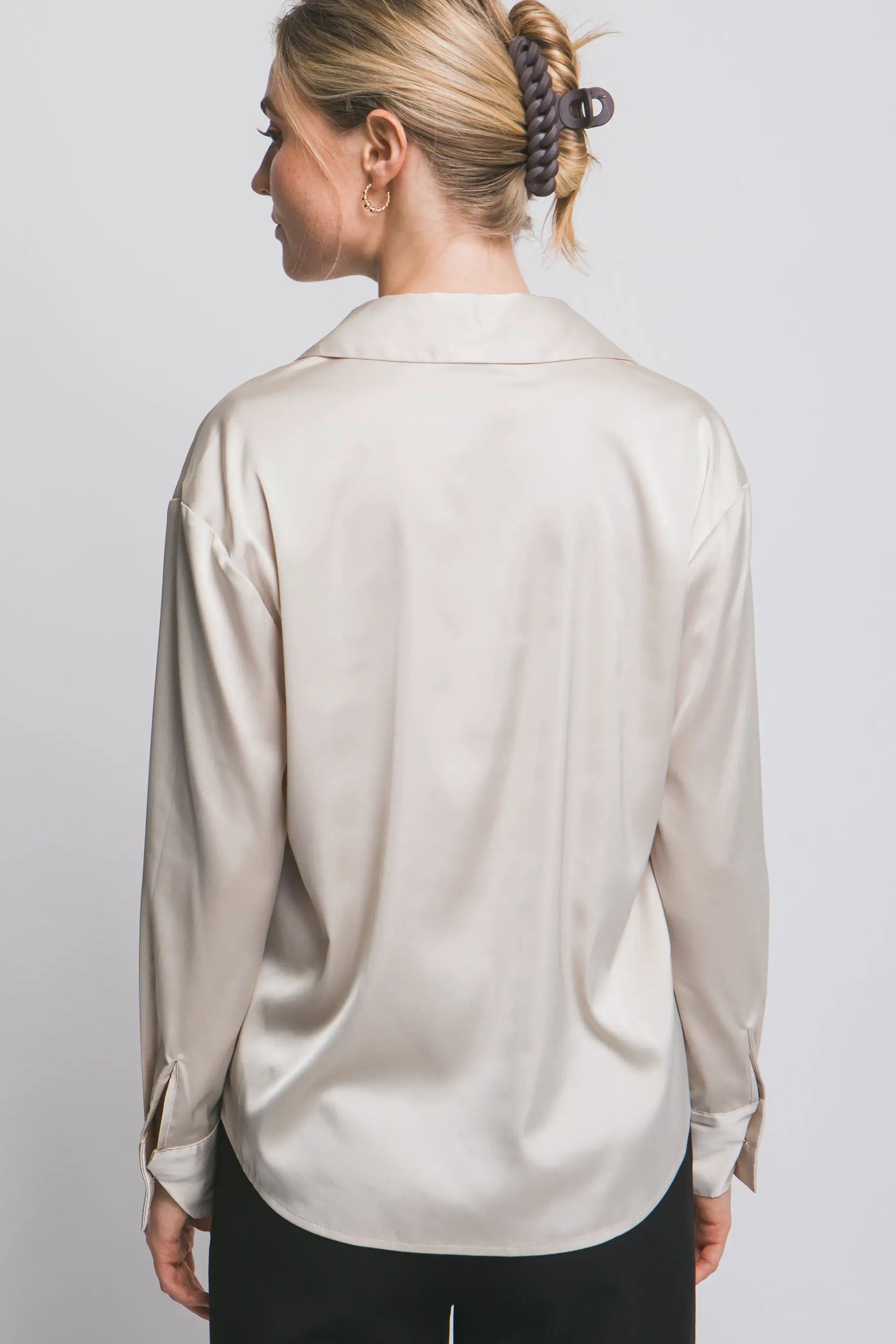 Blusa de Dama Satinada Manga Larga Cuello Clásico Estilo Champagne by LOVE TREE