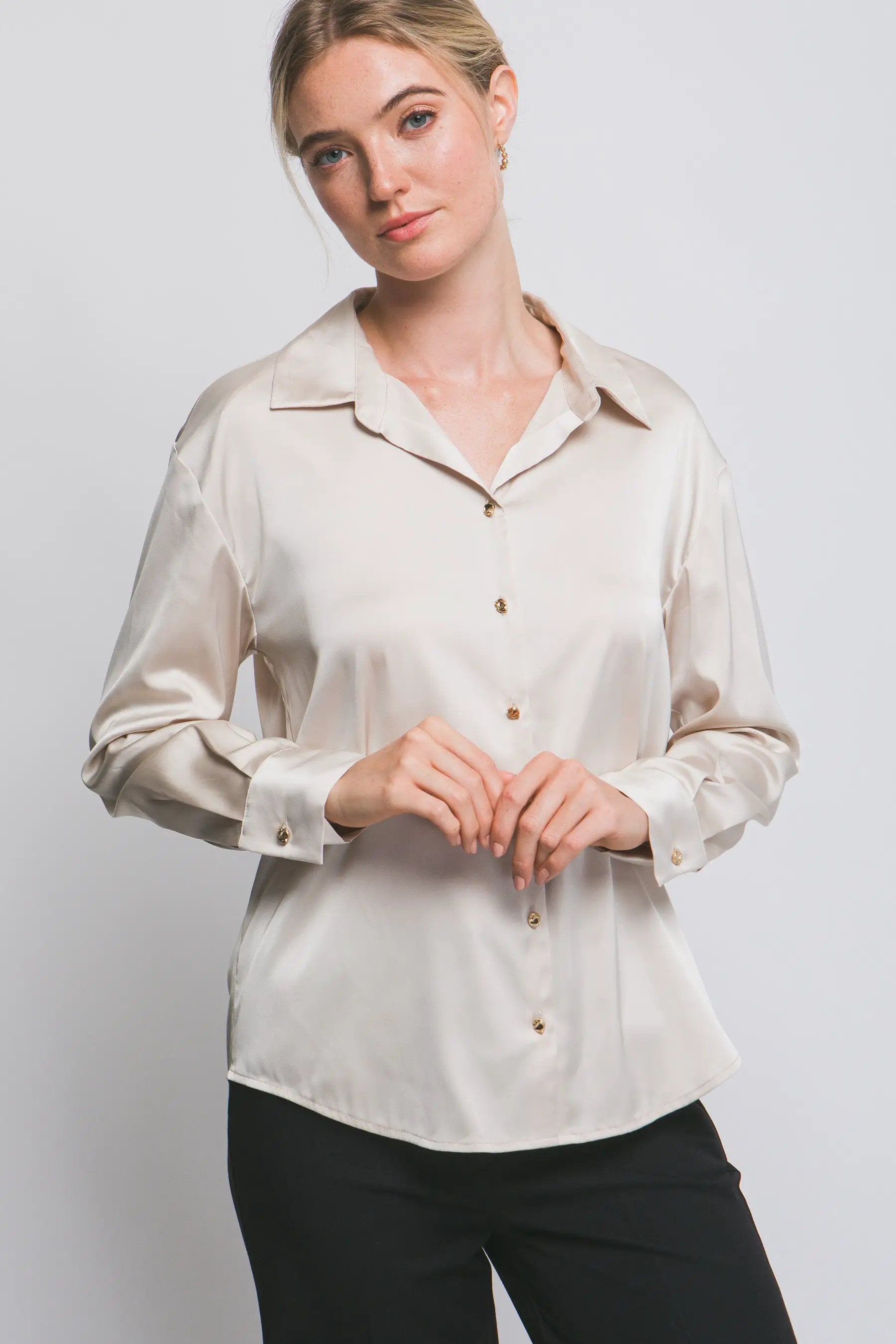 Blusa de Dama Satinada Manga Larga Cuello Clásico Estilo Champagne by LOVE TREE