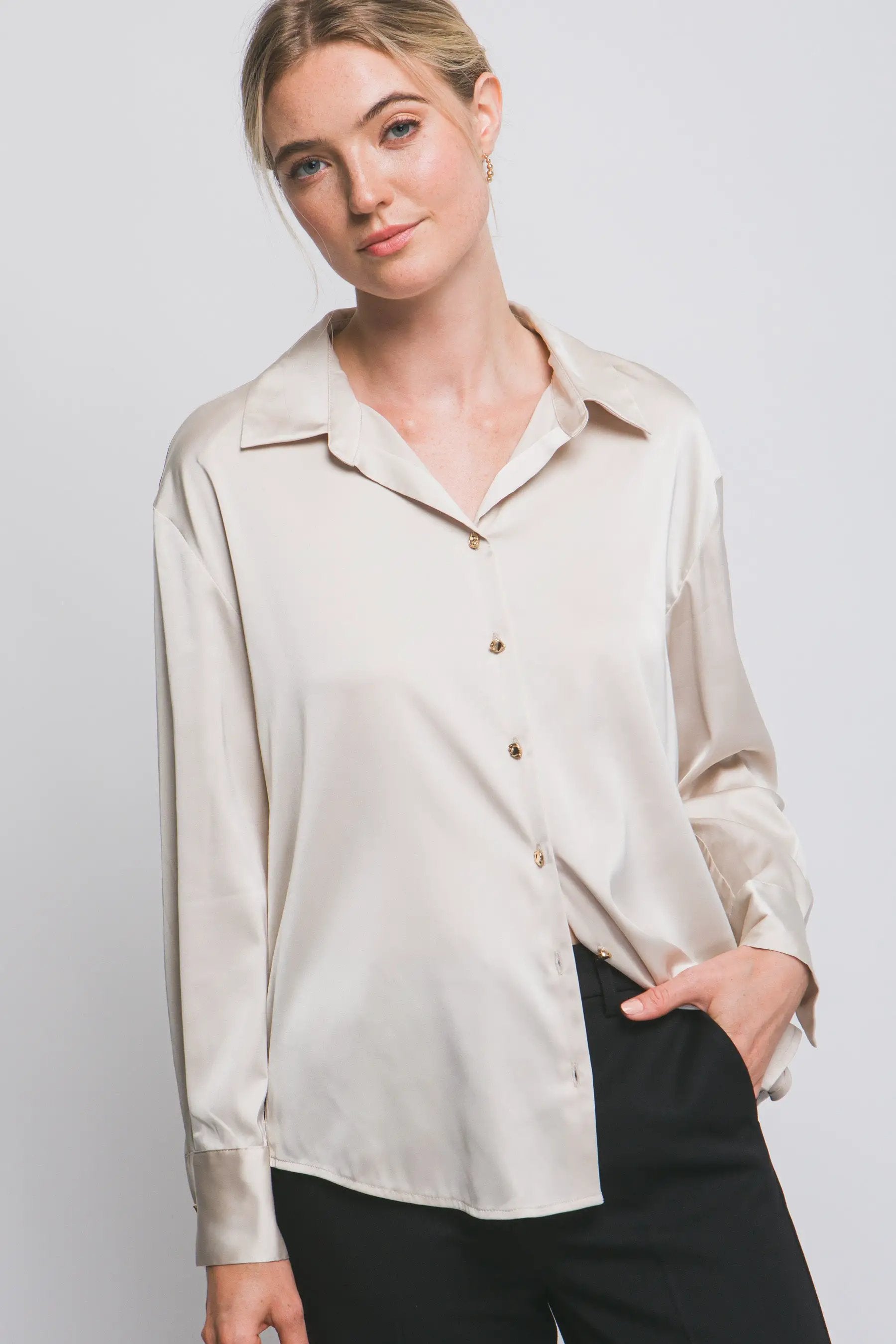Blusa de Dama Satinada Manga Larga Cuello Clásico Estilo Champagne by LOVE TREE