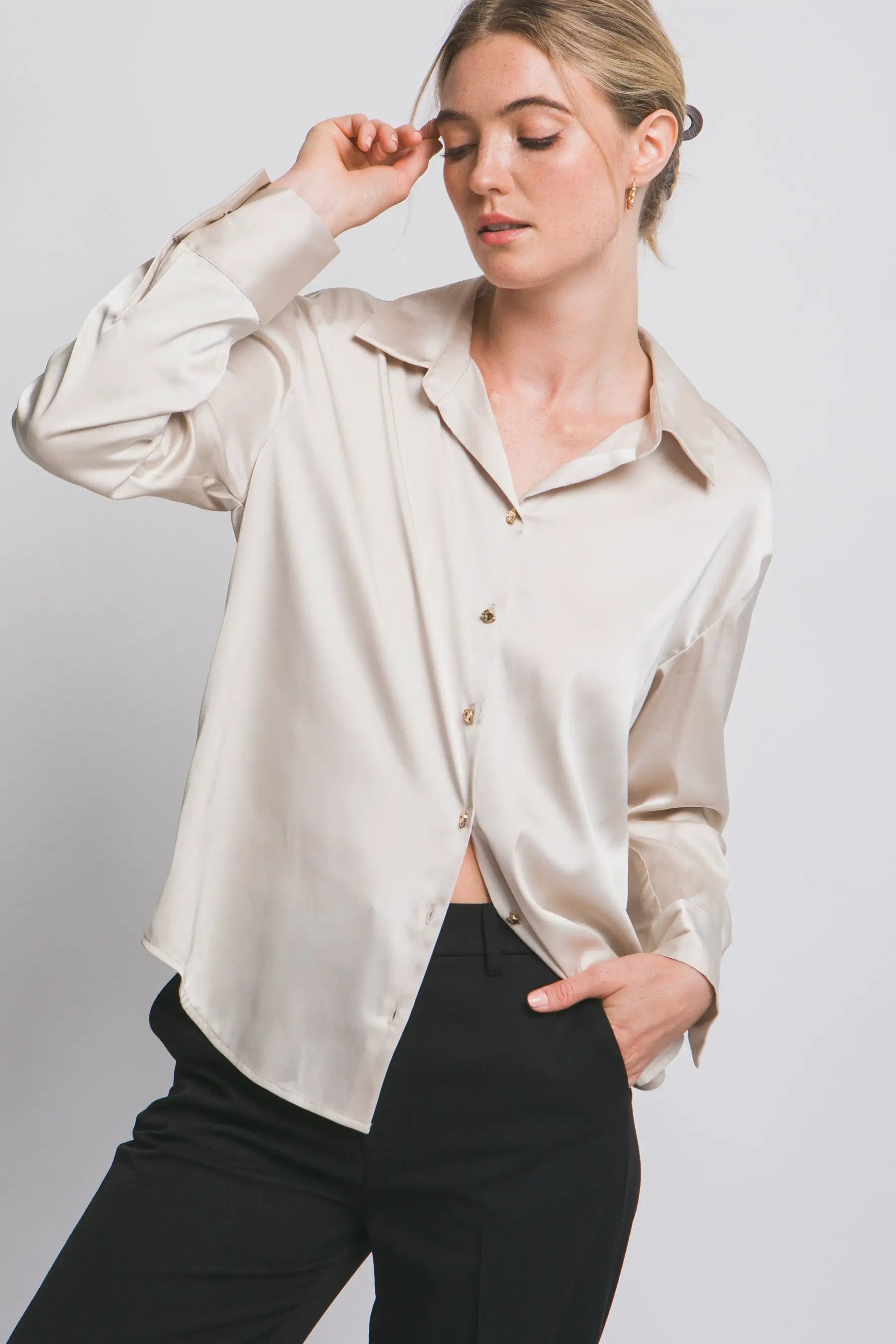 Blusa de Dama Satinada Manga Larga Cuello Clásico Estilo Champagne by LOVE TREE