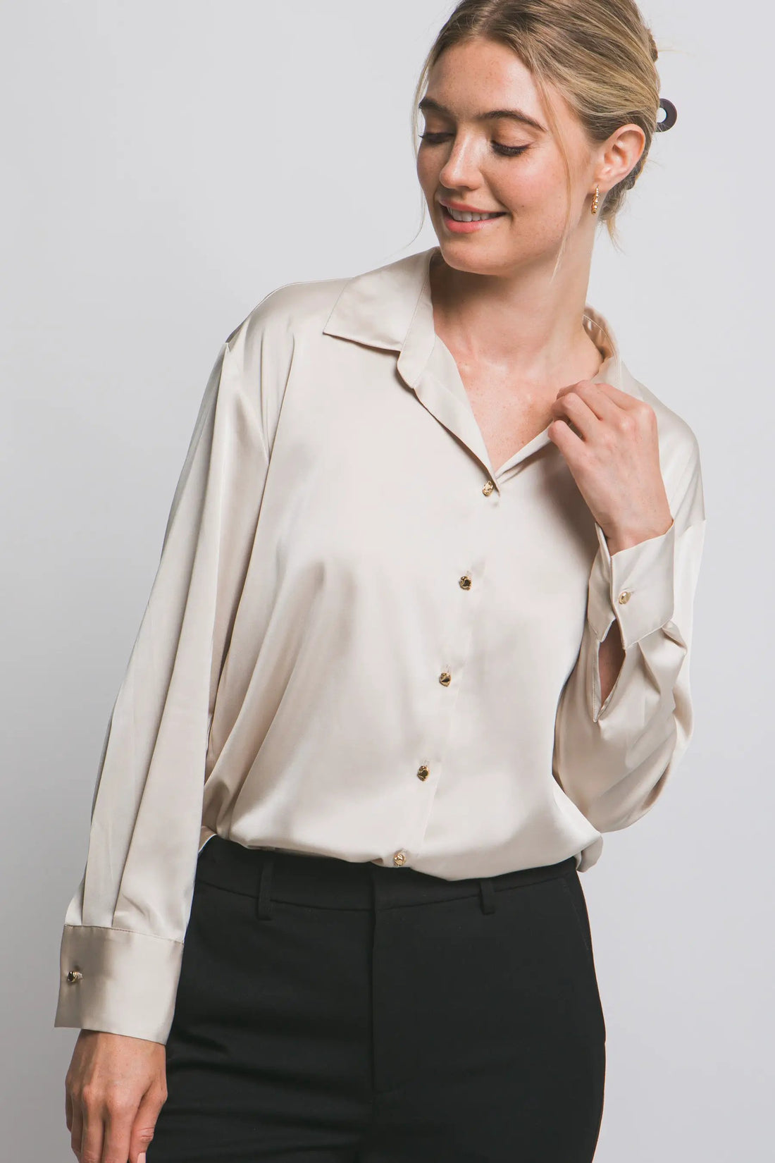 Blusa de Dama Satinada Manga Larga Cuello Clásico Estilo Champagne by LOVE TREE