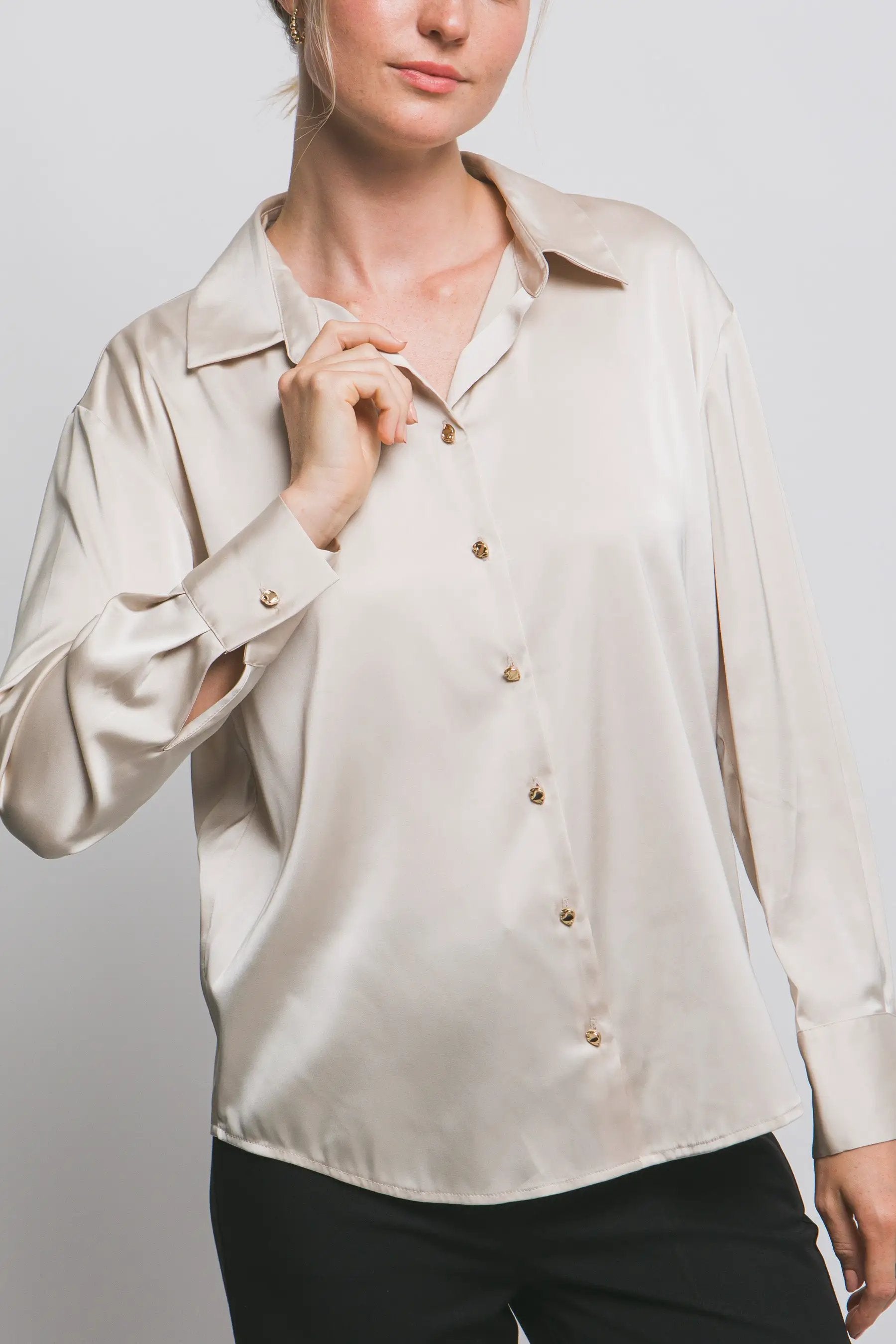 Blusa de Dama Satinada Manga Larga Cuello Clásico Estilo Champagne by LOVE TREE