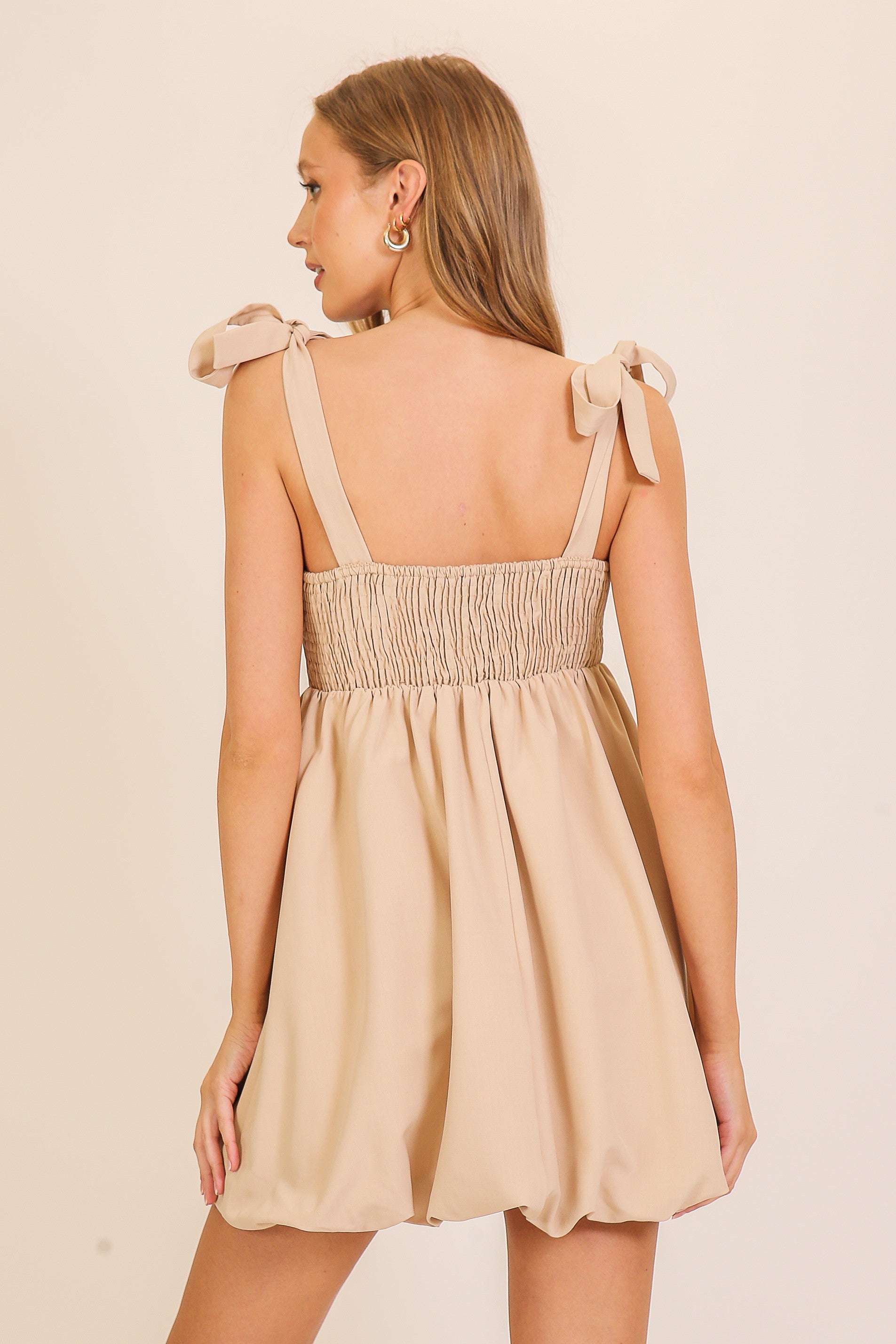 Vestido Mini Babydoll Beige con Dobladillo Abullonado y Escote Cuadrado