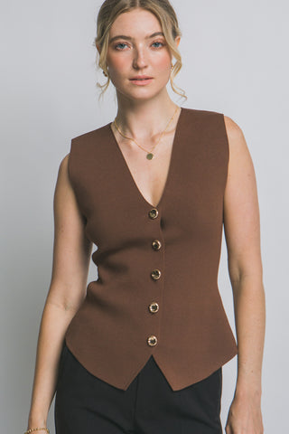Blusa Chaleco cafe sin mangas para mujer color café | Top elegante con botones dorados frontales