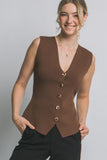 Blusa Chaleco cafe sin mangas para mujer color café | Top elegante con botones dorados frontales