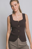 Blusa de punto cafe sin mangas con botones dorados elegantes