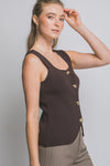 Blusa de punto cafe sin mangas con botones dorados elegantes