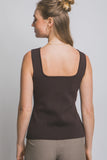 Blusa de punto cafe sin mangas con botones dorados elegantes