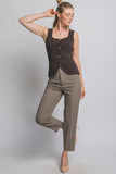 Blusa de punto cafe sin mangas con botones dorados elegantes