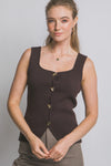 Blusa de punto cafe sin mangas con botones dorados elegantes