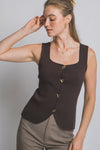 Blusa de punto cafe sin mangas con botones dorados elegantes