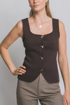Blusa de punto cafe sin mangas con botones dorados elegantes