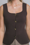 Blusa de punto cafe sin mangas con botones dorados elegantes