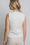 Chaleco Tejido Blanco de Mujer sin Mangas con Botones Dorados – Escote en V Elegante