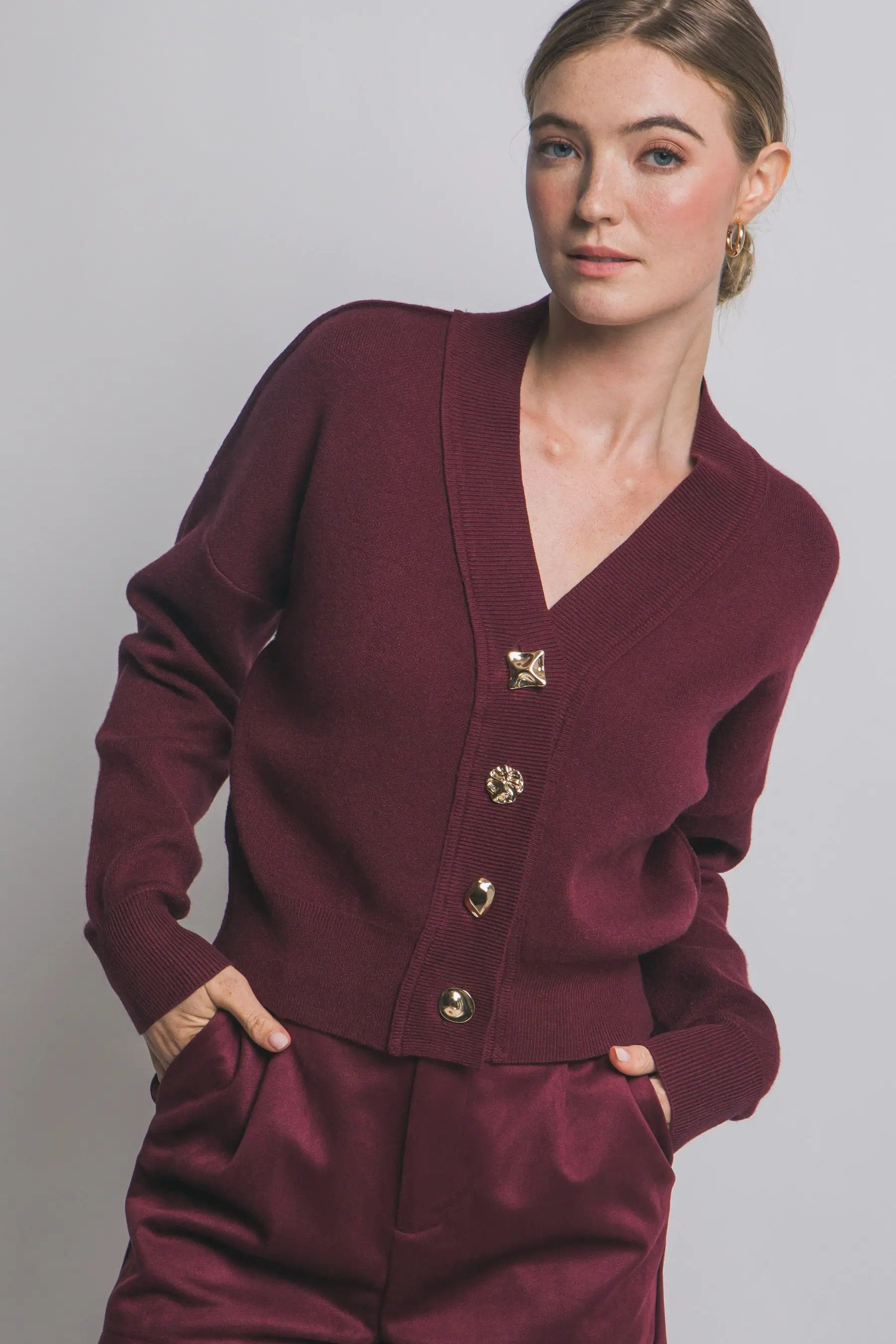 Sueter Cardigan Mujer Vino Tinto | Suéter Elegante Manga Larga con Botones Dorados – Estilo Chic by Yanet Collective