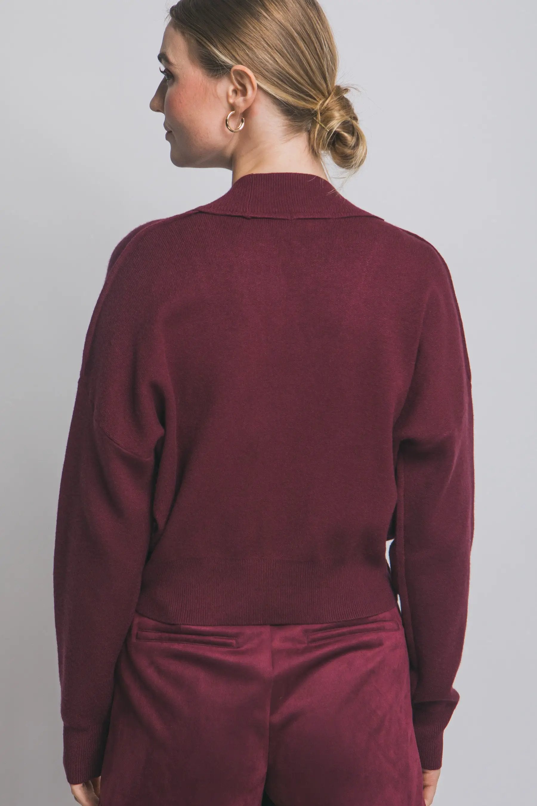 Sueter Cardigan Mujer Vino Tinto | Suéter Elegante Manga Larga con Botones Dorados – Estilo Chic by Yanet Collective