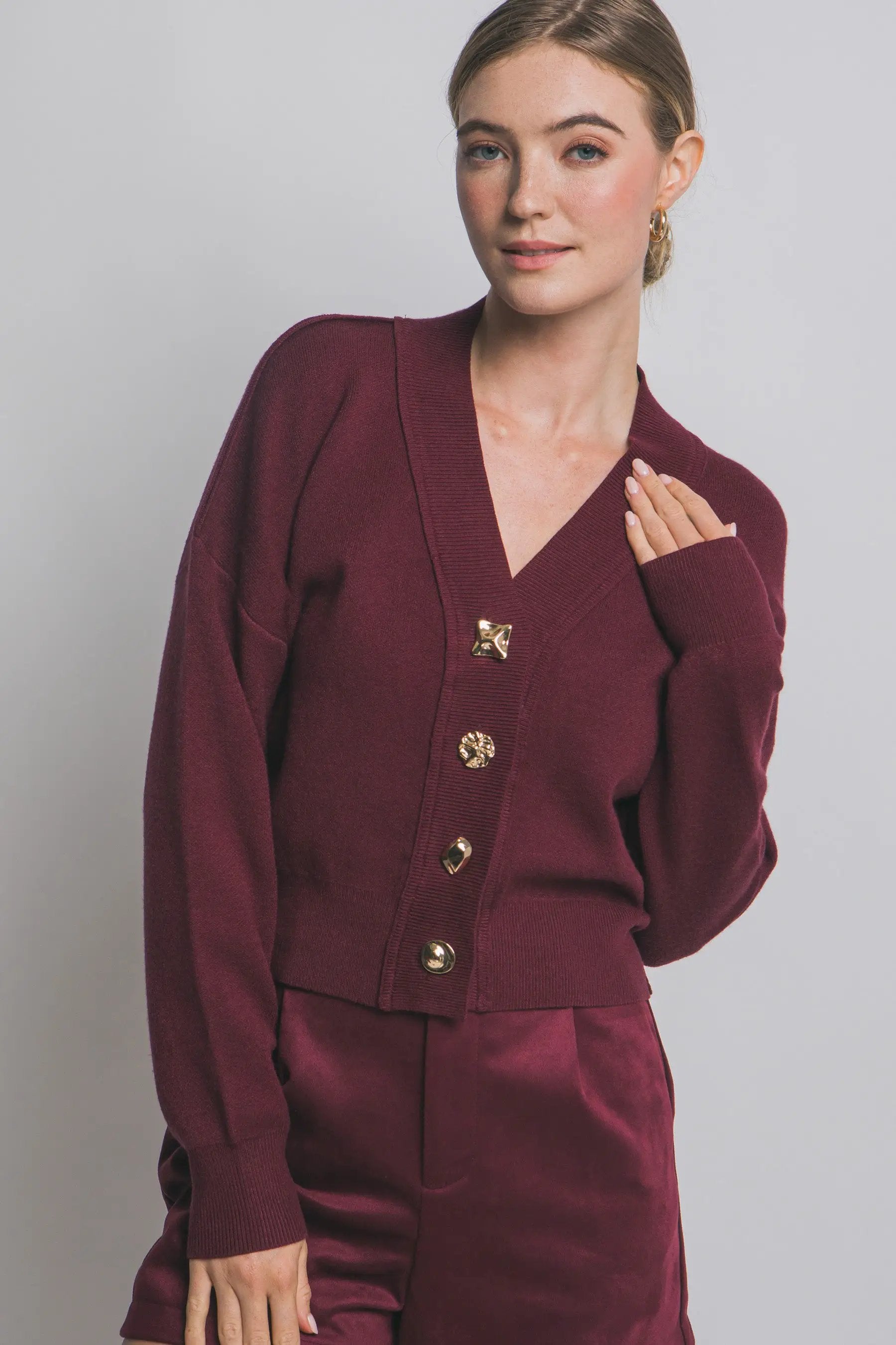 Sueter Cardigan Mujer Vino Tinto | Suéter Elegante Manga Larga con Botones Dorados – Estilo Chic by Yanet Collective