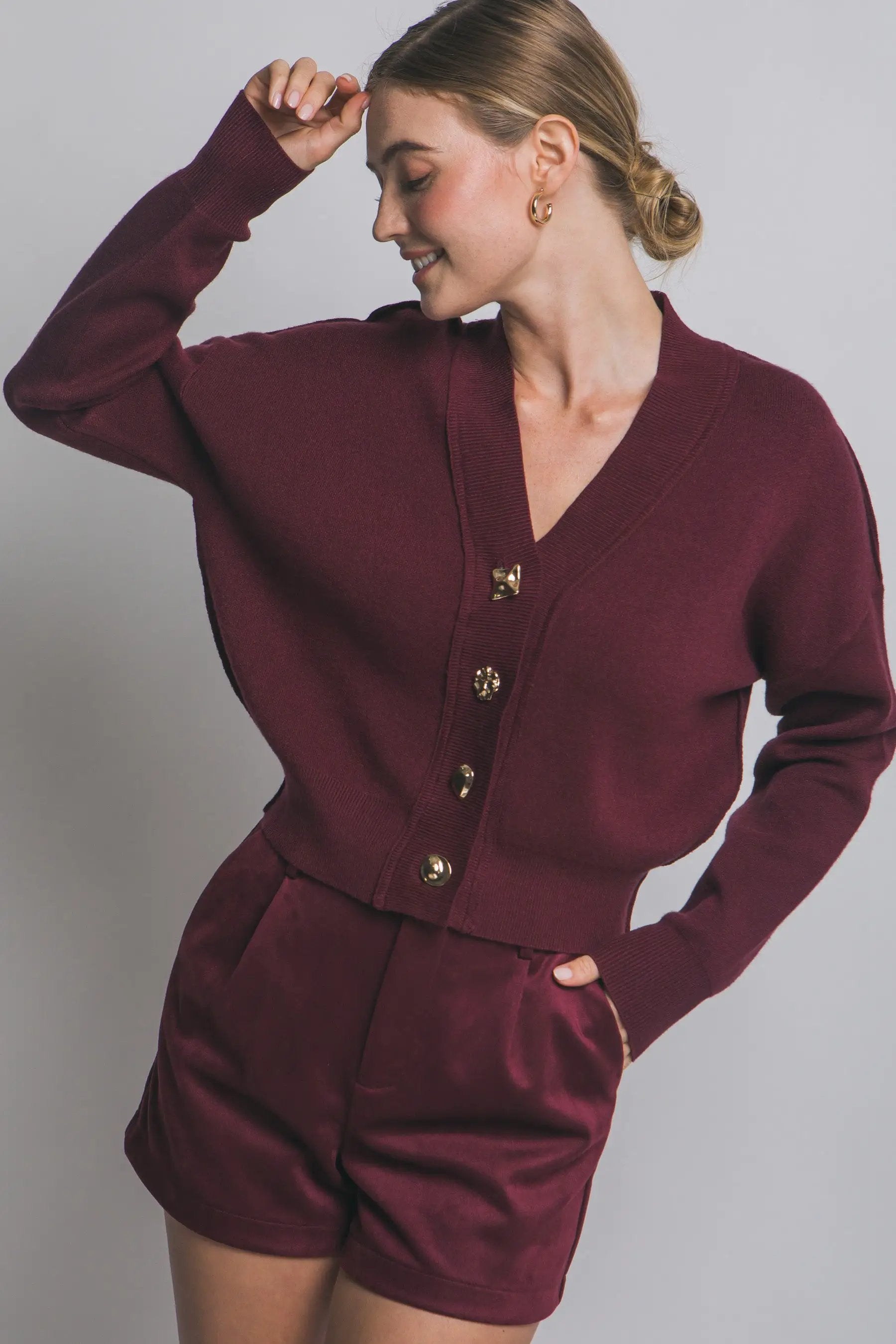 Sueter Cardigan Mujer Vino Tinto | Suéter Elegante Manga Larga con Botones Dorados – Estilo Chic by Yanet Collective
