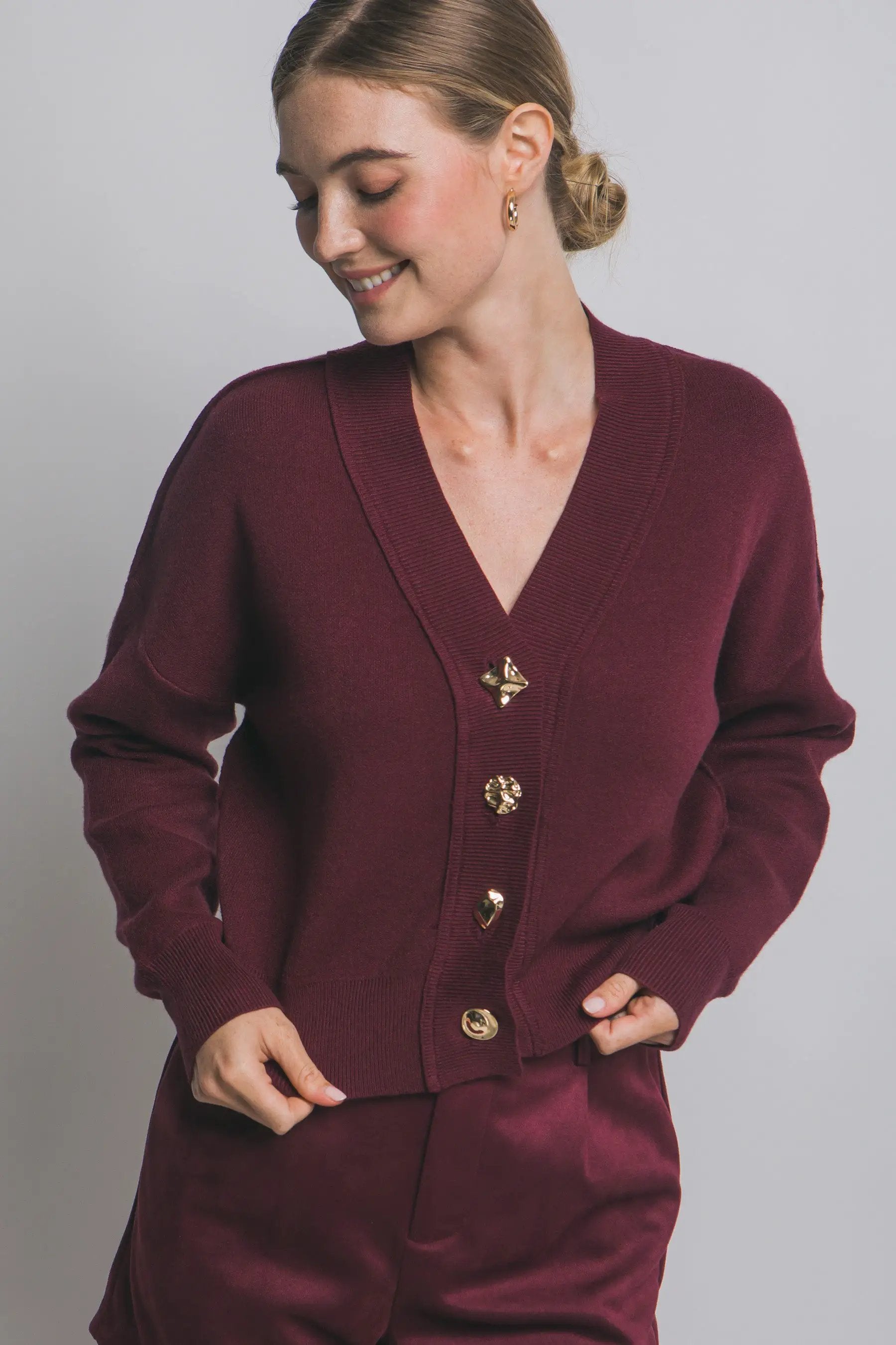 Sueter Cardigan Mujer Vino Tinto | Suéter Elegante Manga Larga con Botones Dorados – Estilo Chic by Yanet Collective