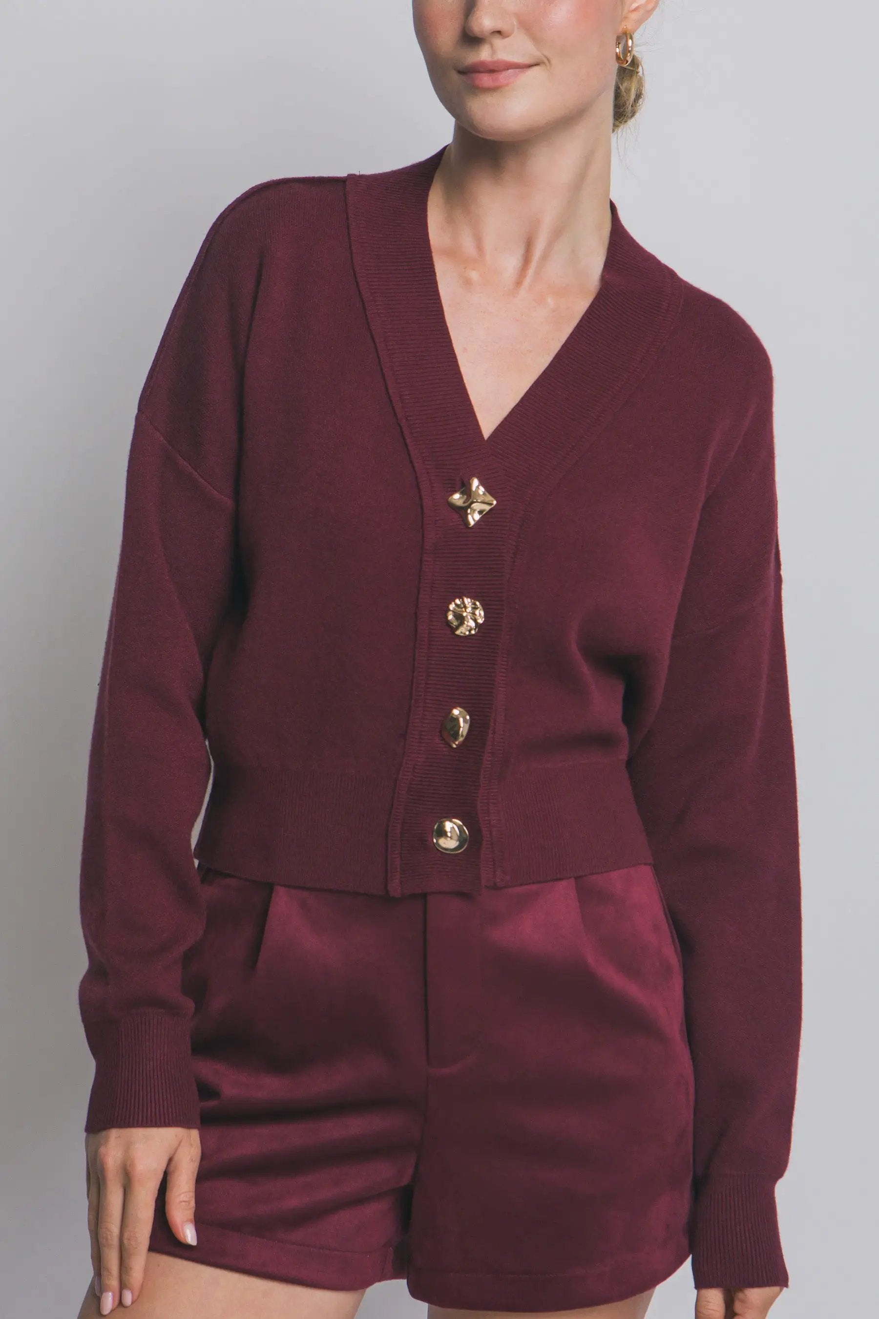 Sueter Cardigan Mujer Vino Tinto | Suéter Elegante Manga Larga con Botones Dorados – Estilo Chic by Yanet Collective
