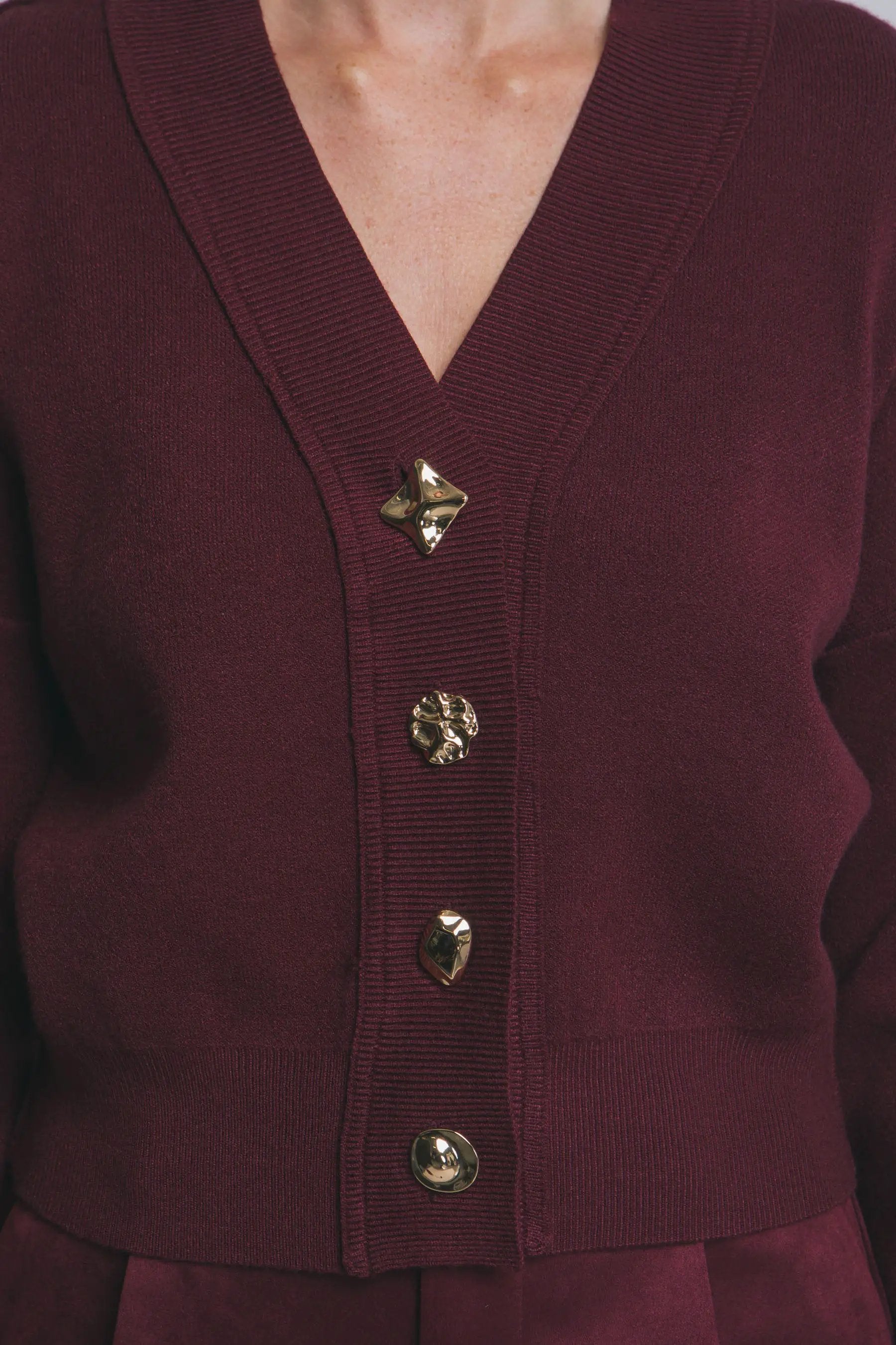Sueter Cardigan Mujer Vino Tinto | Suéter Elegante Manga Larga con Botones Dorados – Estilo Chic by Yanet Collective