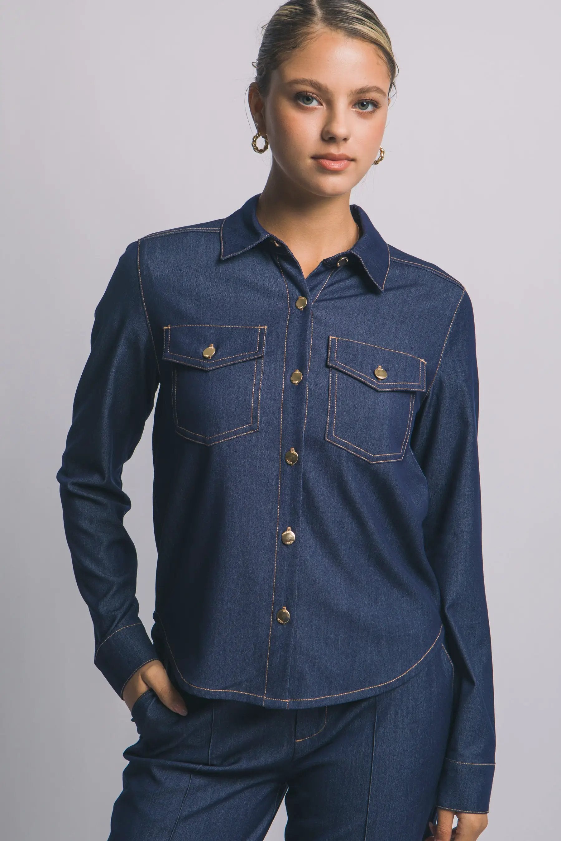 Camisa Blusa Tipo Mezclilla de Manga Larga con Botones Dorados para Mujer by LOVE TREE