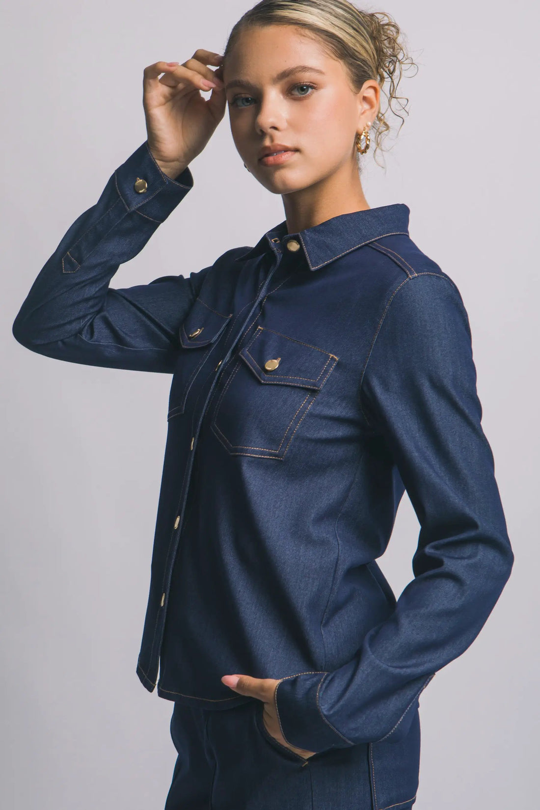 Camisa Blusa Tipo Mezclilla de Manga Larga con Botones Dorados para Mujer by LOVE TREE