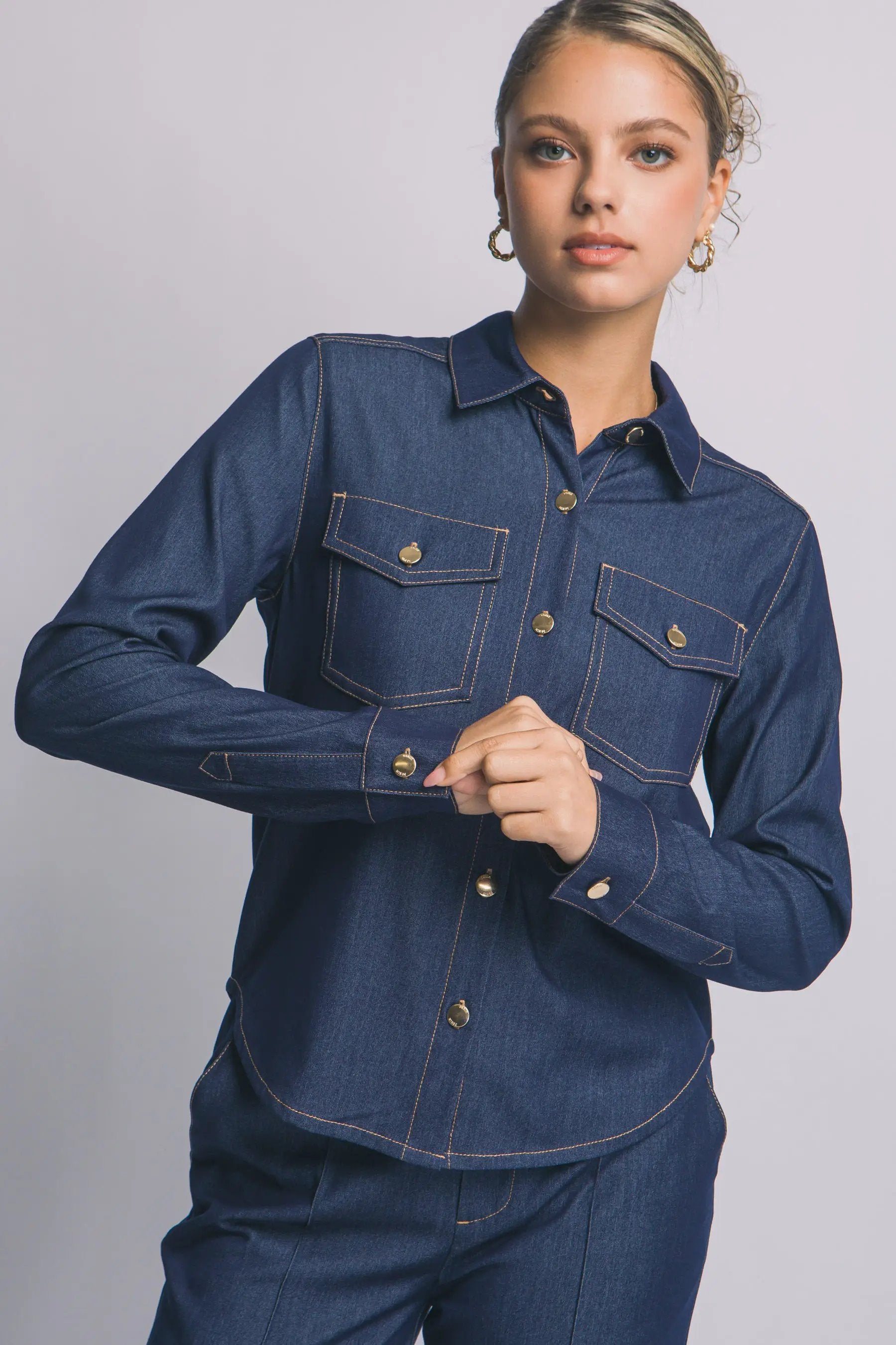 Camisa Blusa Tipo Mezclilla de Manga Larga con Botones Dorados para Mujer by LOVE TREE